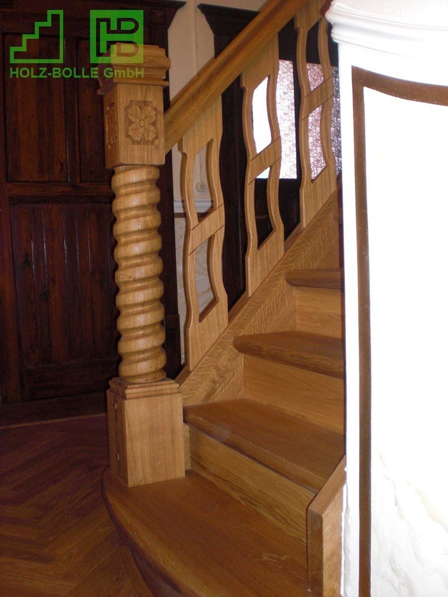 Eine Holztreppe mit dem Buchstaben h darauf