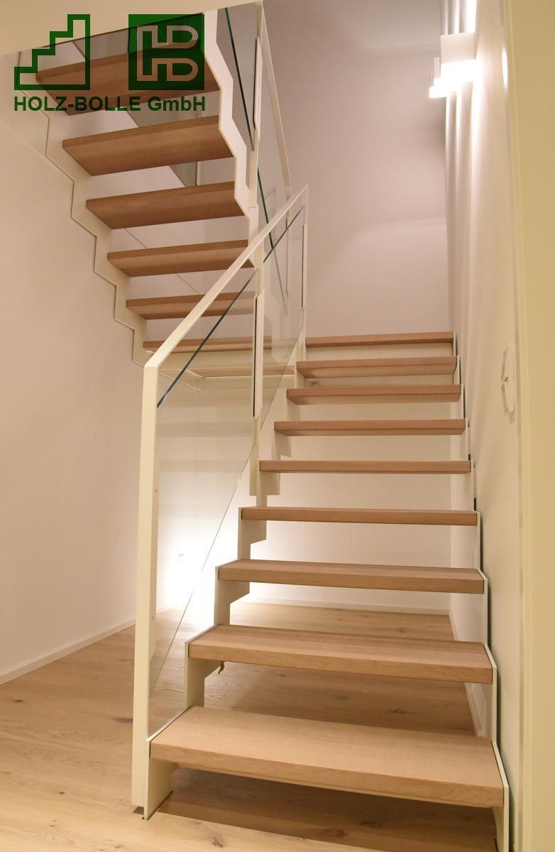 Eine Treppe mit Holzstufen und einem weißen Geländer