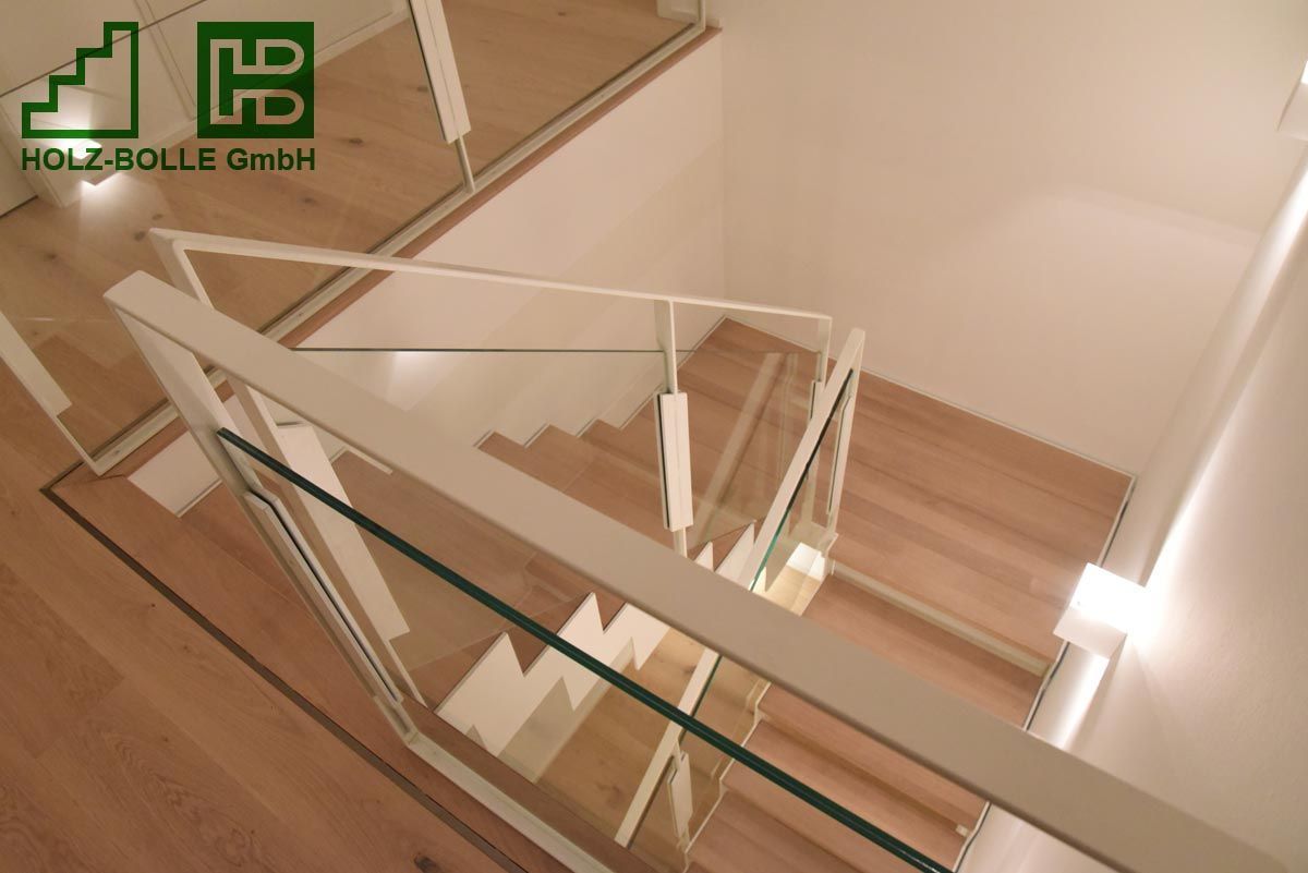 Eine Treppe mit Glasgeländer und Logo für die Holz-Bolle GmbH