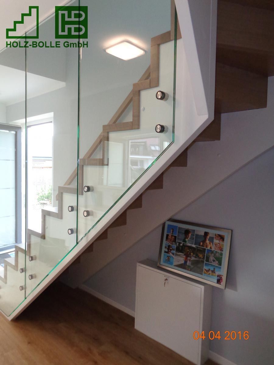 Ein Bild einer Treppe mit einem Glasgeländer