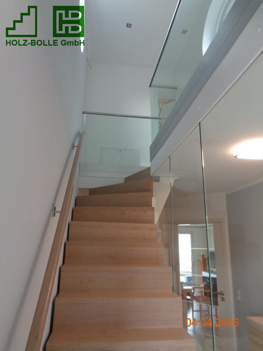 Ein Bild einer Holztreppe mit einem Glasgeländer