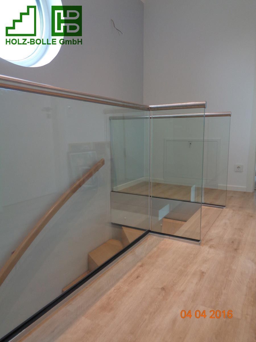 Eine Treppe mit Glasgeländer und Logo der Holz-Bölle GmbH