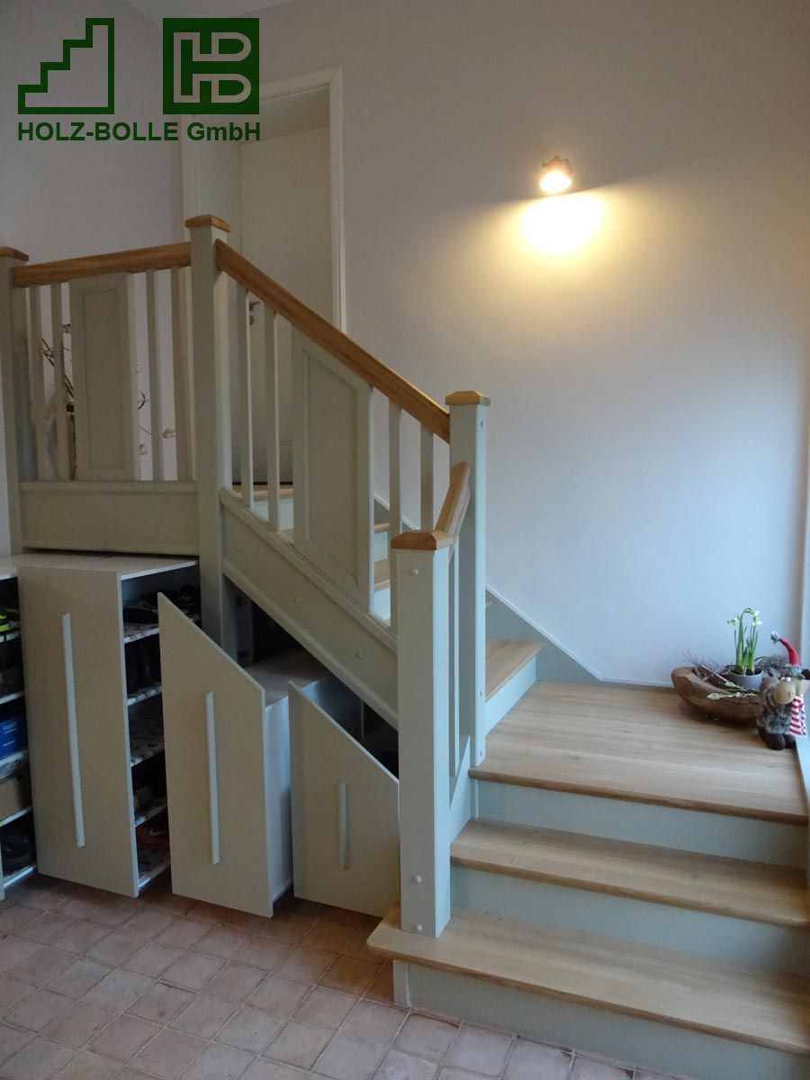 Eine Treppe mit einem Holz-Bölle GmbH Logo darüber