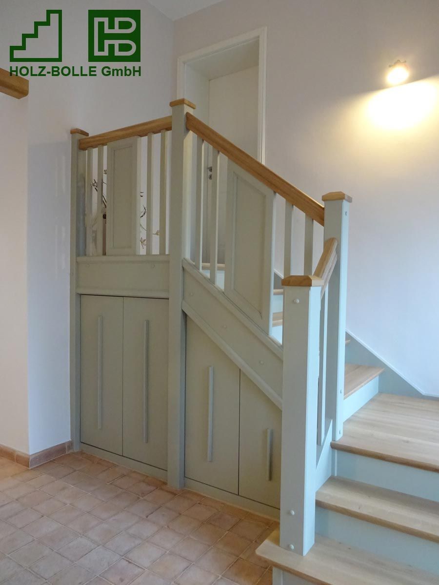 Eine Treppe mit einem Holz-Bölle GmbH Logo darüber