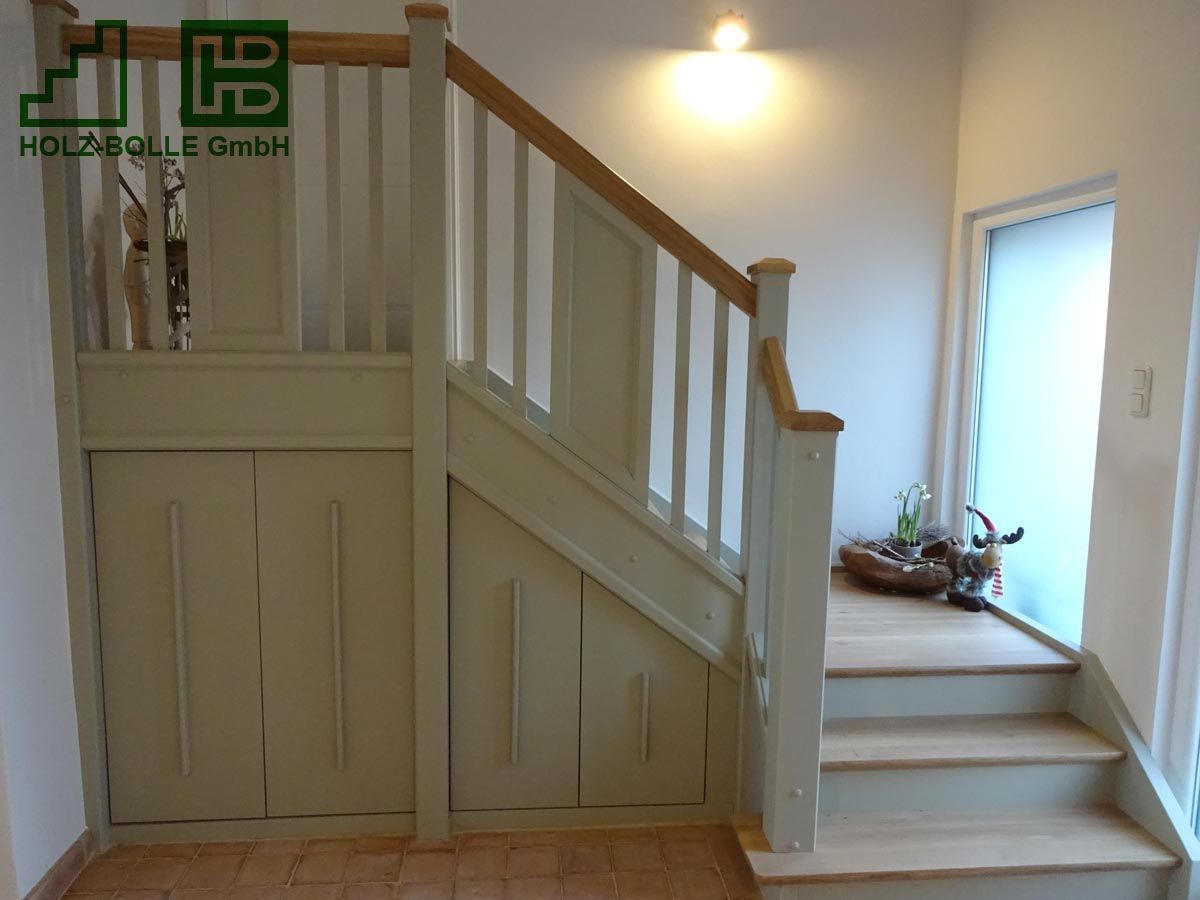 Eine Treppe mit einem Schild mit der Aufschrift „hb“ darauf