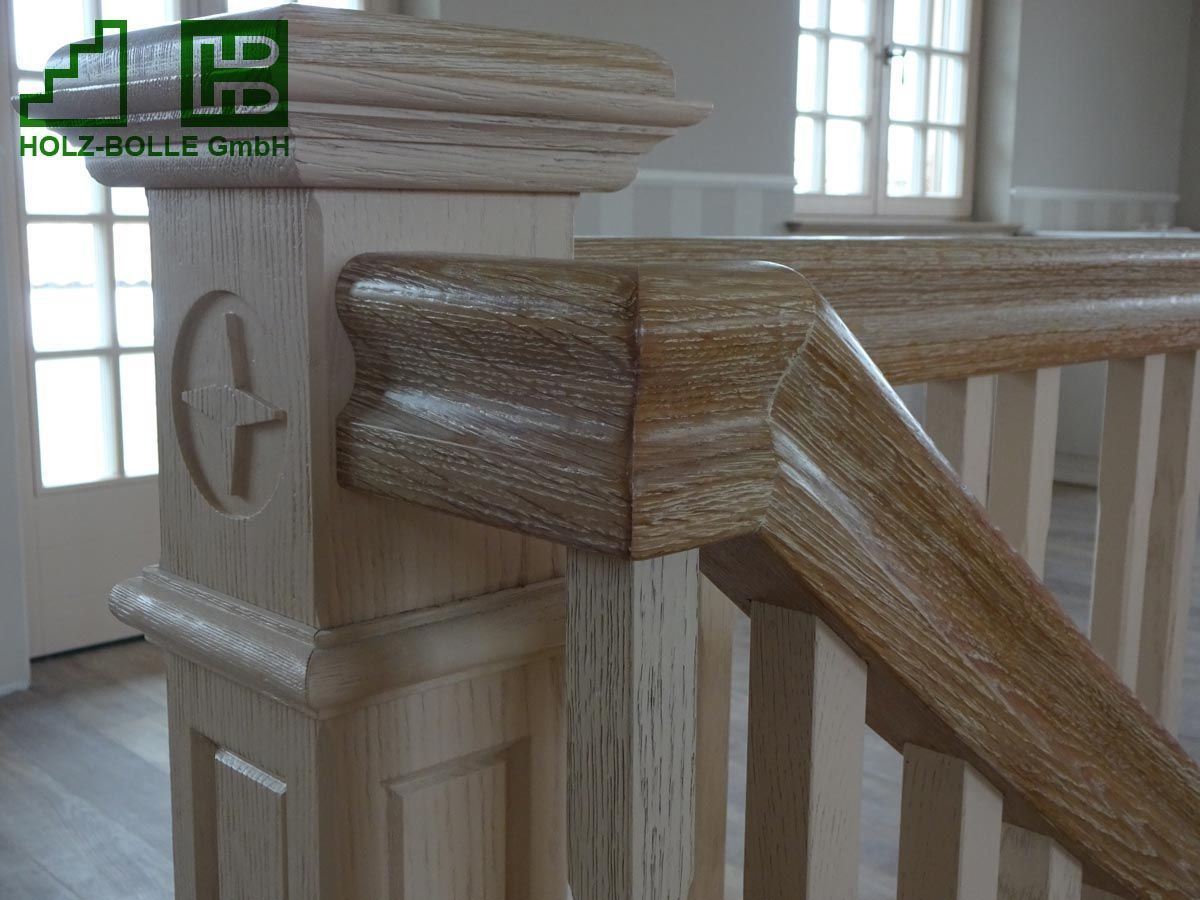 Eine Nahaufnahme von einem Holzgeländer mit einer AG darauf