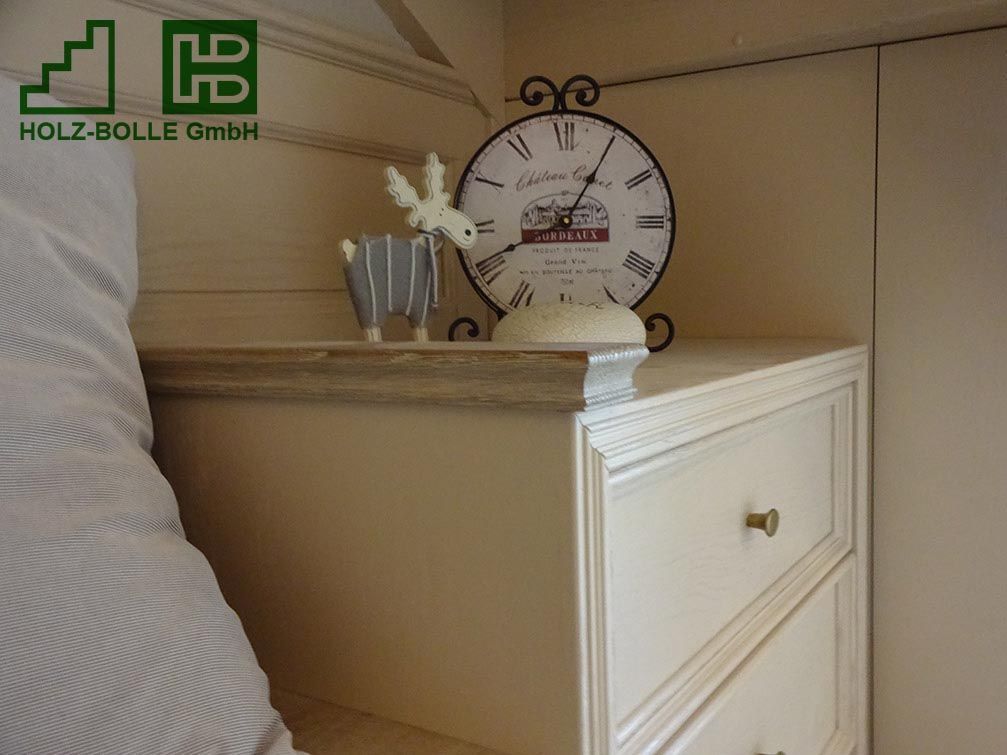 Eine weiße Kommode mit einer Uhr darauf