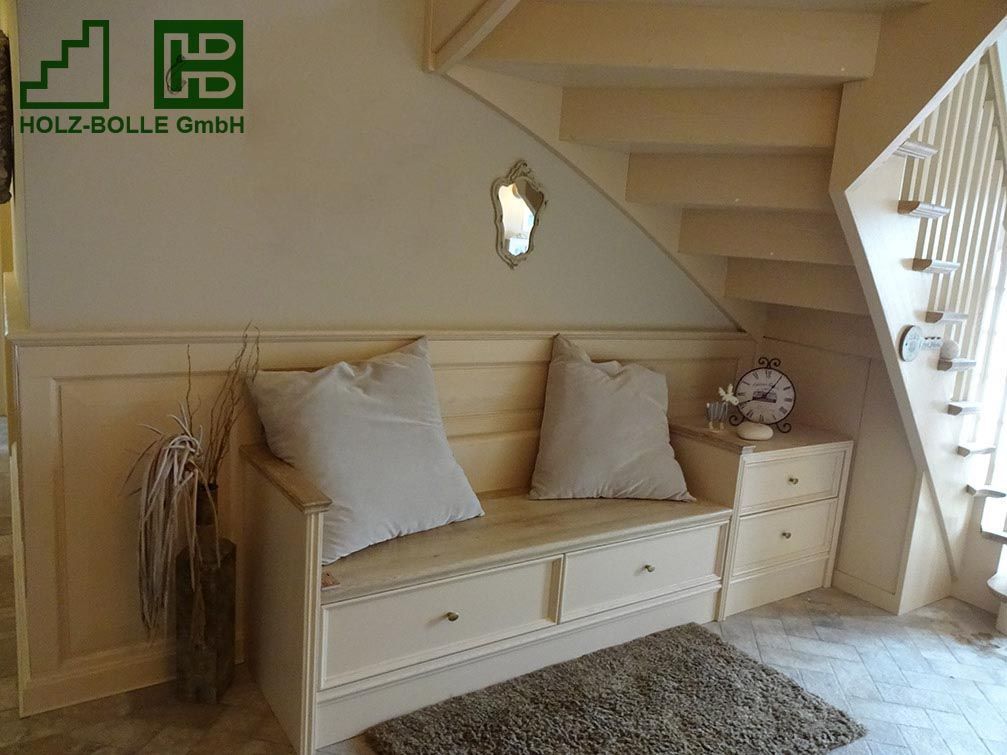 Eine Treppe mit einer Bank darunter und einem Schild mit der Aufschrift „Holz-Bölle GmbH“