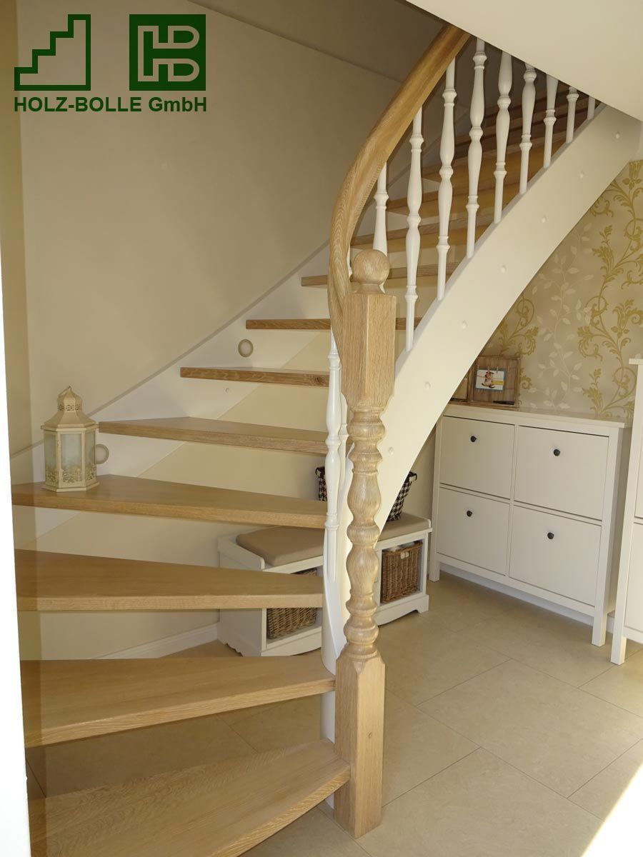 Eine Holztreppe mit weißem Geländer und einem Schild mit der Aufschrift „Holz-Bolle GmbH“
