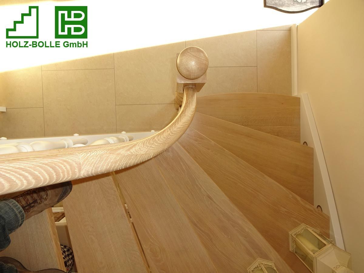 Eine Holztreppe mit einem Holz-Bolle GmbH Logo im Hintergrund