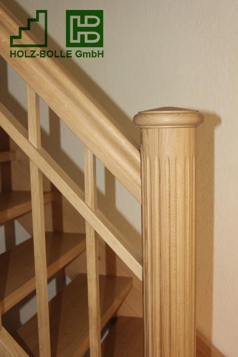 Eine Holztreppe mit einem Holz-Bölle GmbH Logo darauf