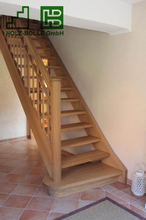 Eine Holztreppe in einem Raum mit den Buchstaben hb darüber