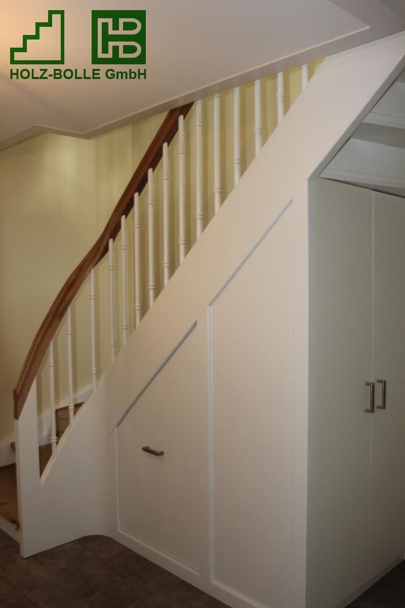 Ein Bild einer Treppe mit einem Logo für die Holz-Bolle GmbH