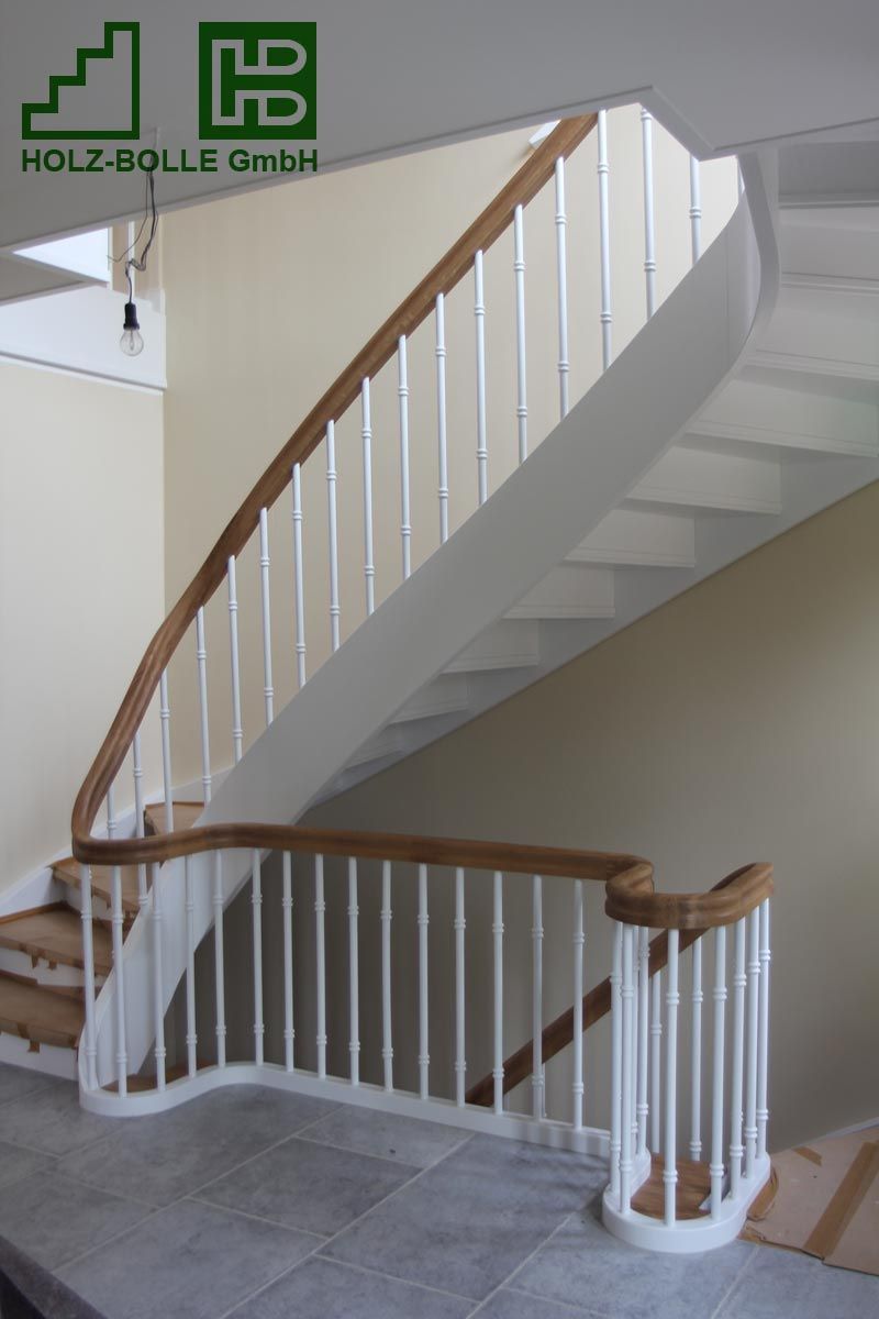 Eine Treppe mit einem Holz-Bölle GmbH Logo darüber