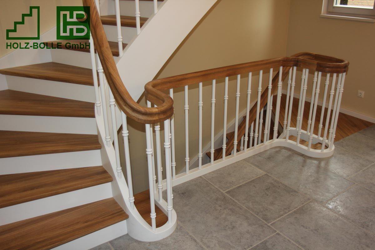 Eine Treppe mit weißem Geländer und Holzstufen