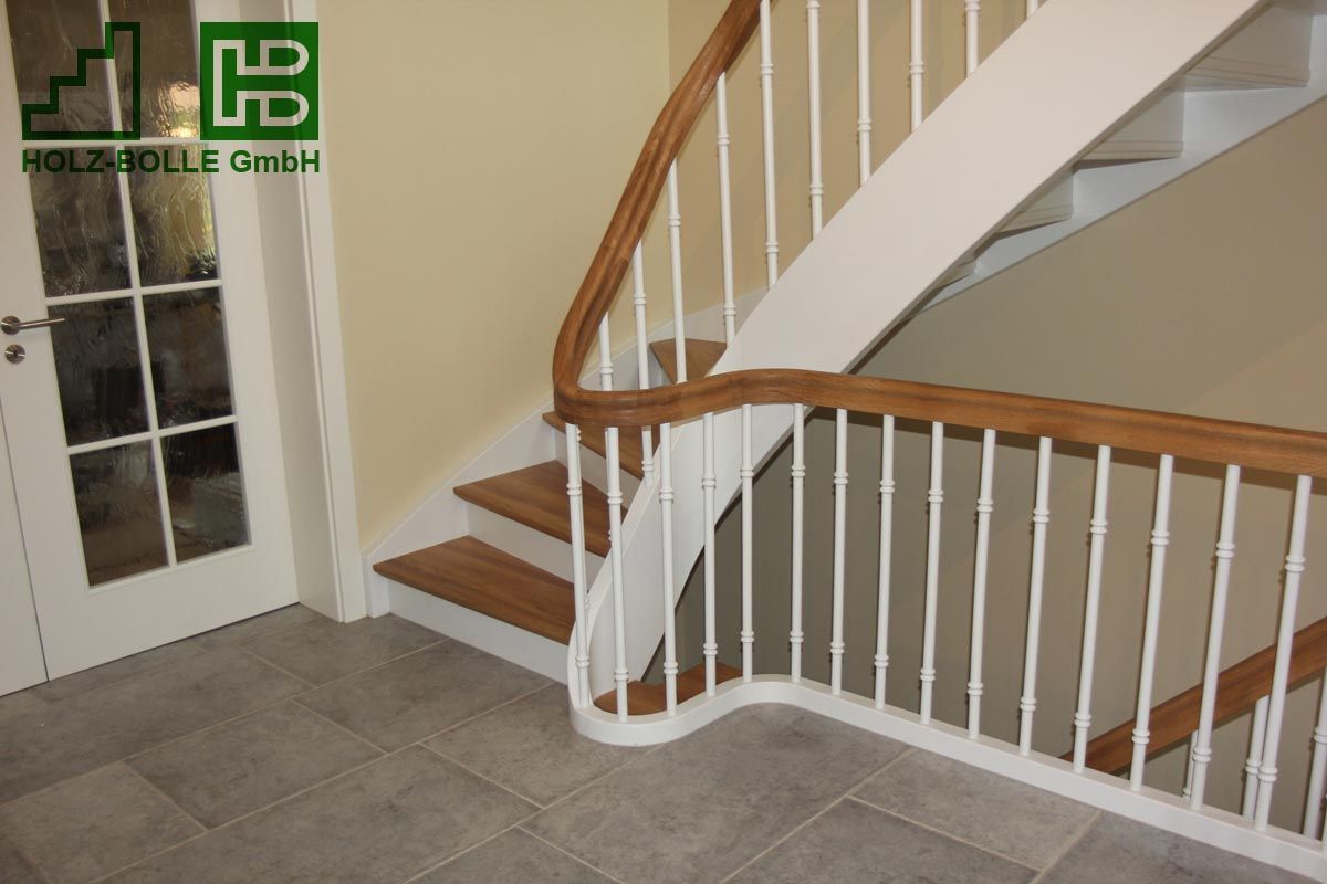 Eine Treppe mit weißem Geländer und Holzstufen