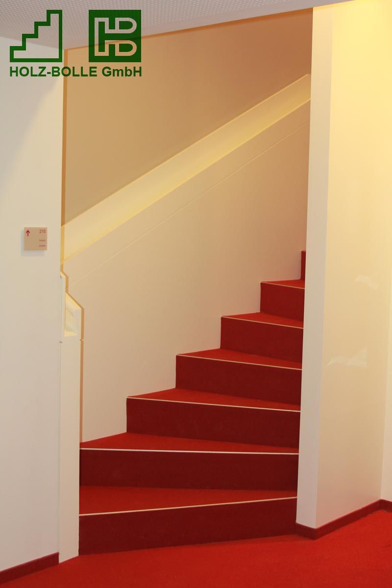 Eine Treppe mit roten Stufen und einem Schild mit der Aufschrift „Holz-Bolle GmbH“