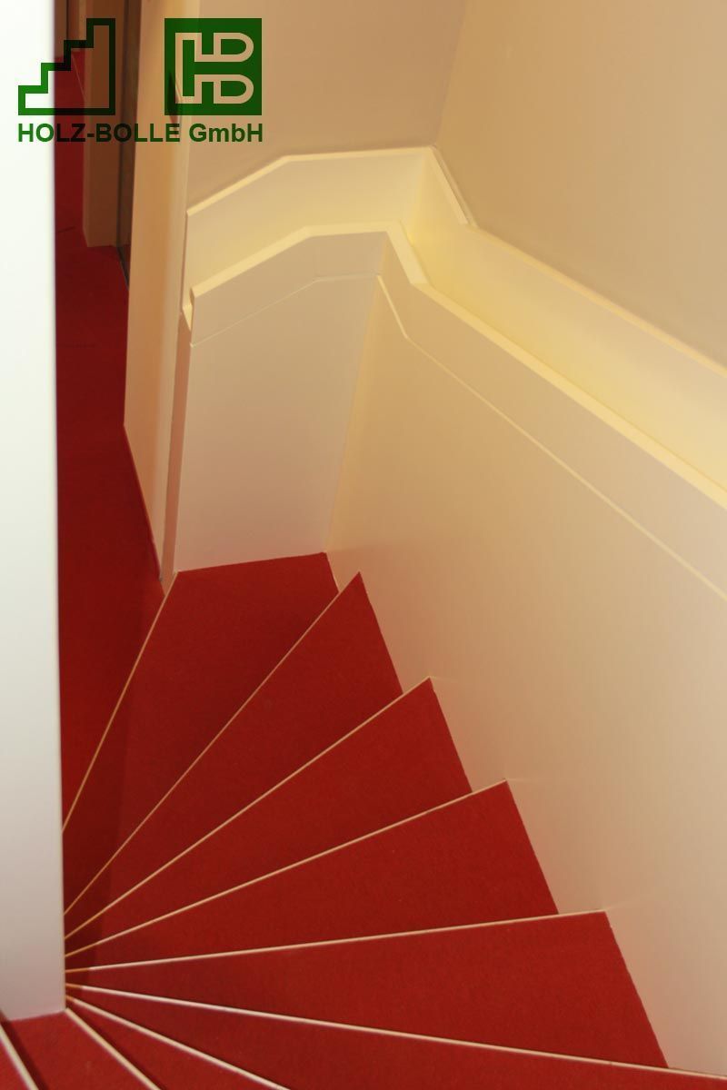 Eine Treppe mit roten Stufen und einem Schild mit der Aufschrift „Holz Bolle GmbH“