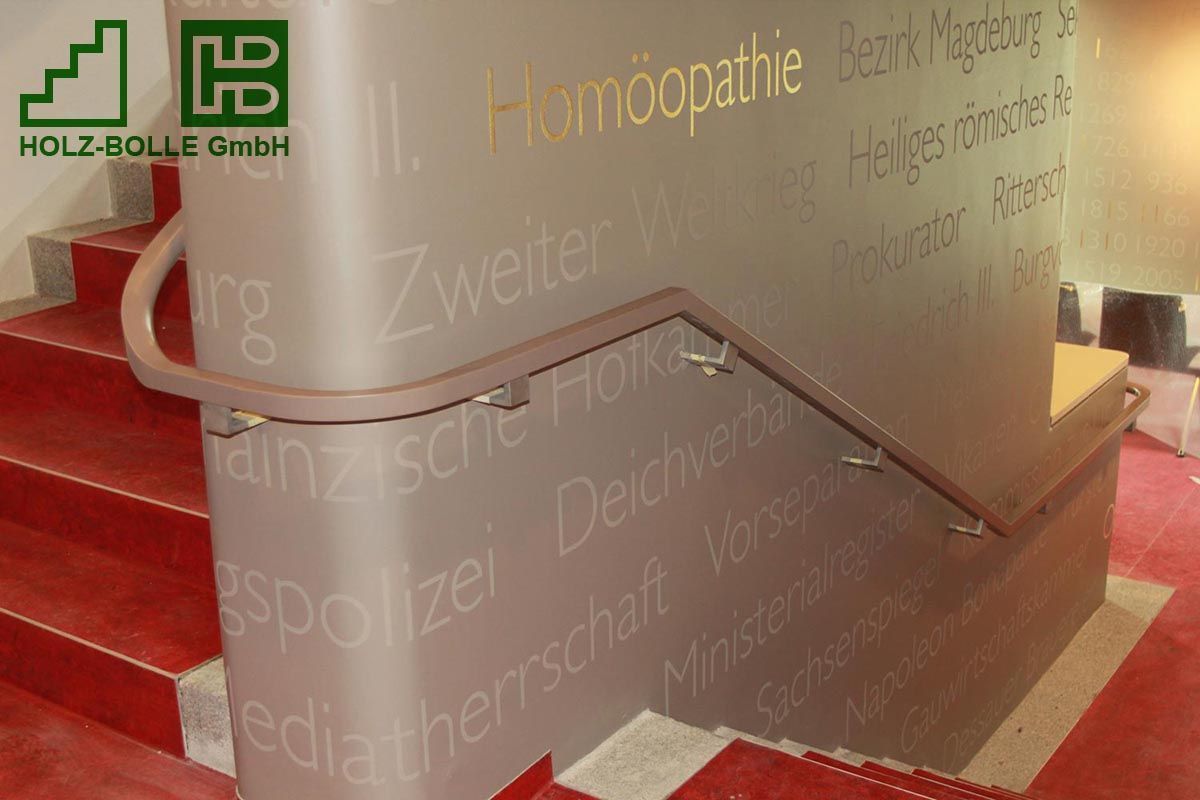 Eine Treppe mit einem Schild mit der Aufschrift „Holz-Bölle GmbH“