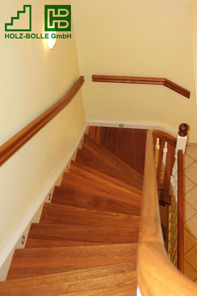 Eine Holztreppe mit einem Schild mit der Aufschrift „Holz-Bölle GmbH“