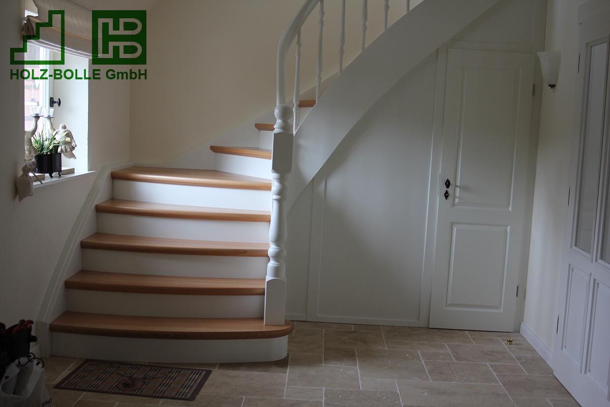 Eine weiße Treppe mit Holzstufen und einem Schild mit der Aufschrift „Holz-Bolle GmbH“