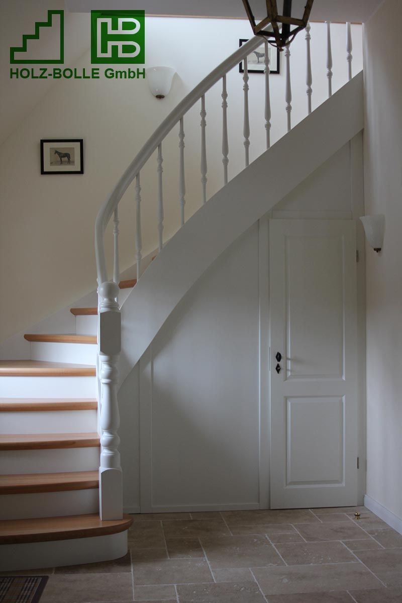 Eine weiße Treppe mit Holzstufen und einem Schild mit der Aufschrift „Holz-Bolle GmbH“