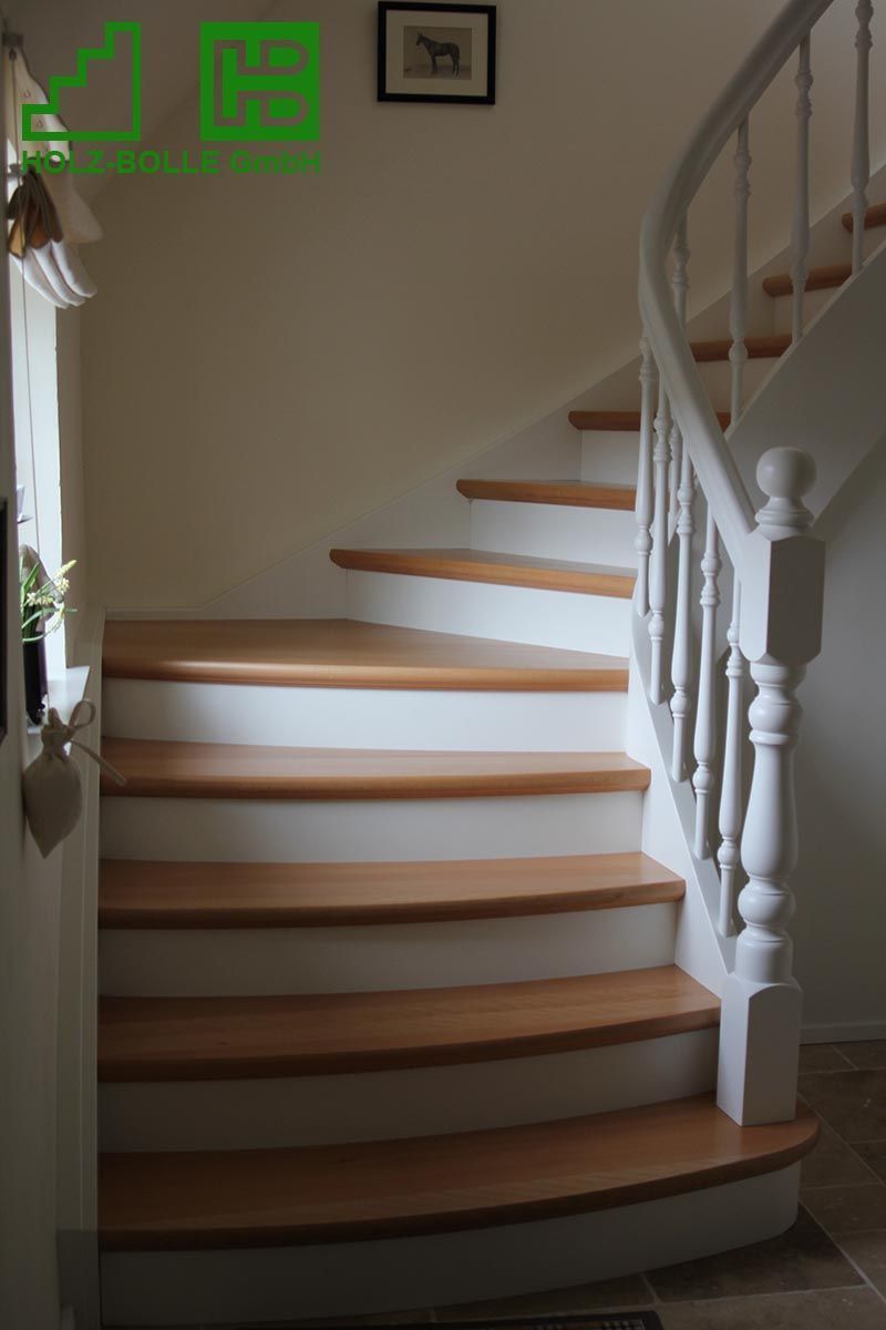 Eine Treppe mit Holzstufen und einem weißen Geländer