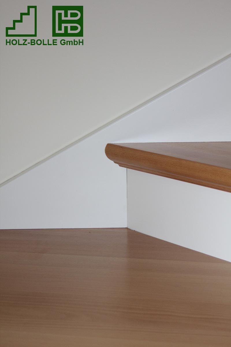 Eine Holztreppe mit weißem Geländer und Logo der Holz-Bolle GmbH