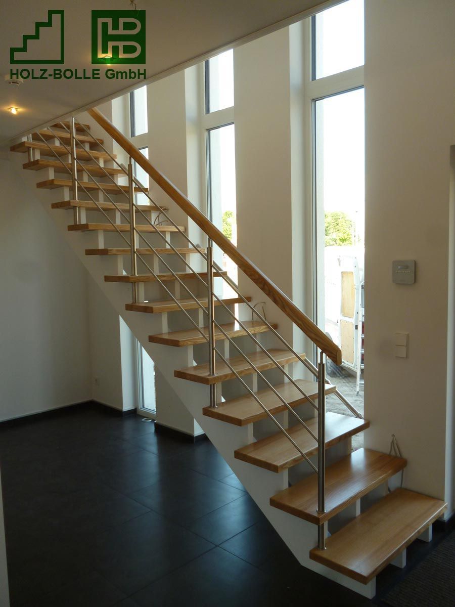 Eine Treppe mit dem Logo der Holz-Bölle GmbH