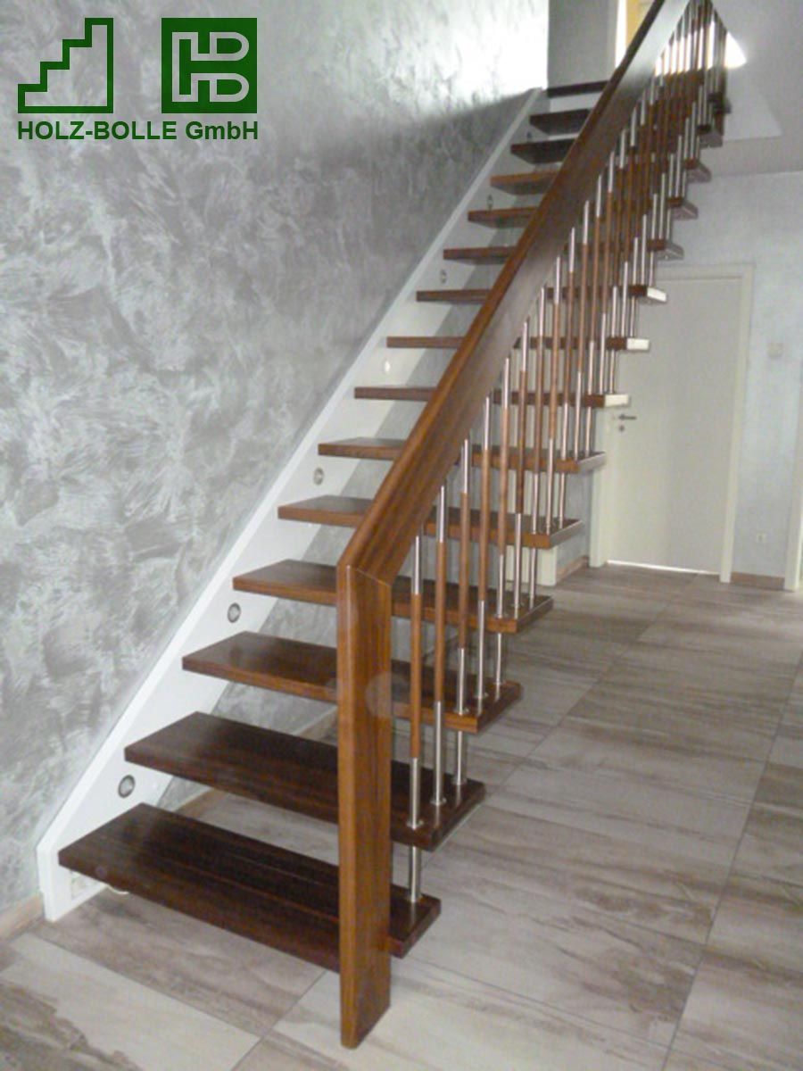 Eine Holztreppe mit einem Holz-Bölle GmbH Logo darauf