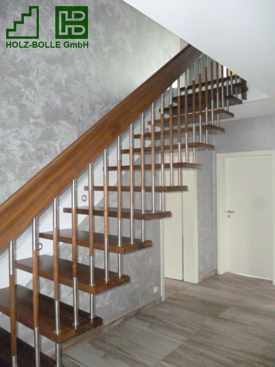 Eine Holztreppe mit einem Holz-Bölle GmbH Logo darüber