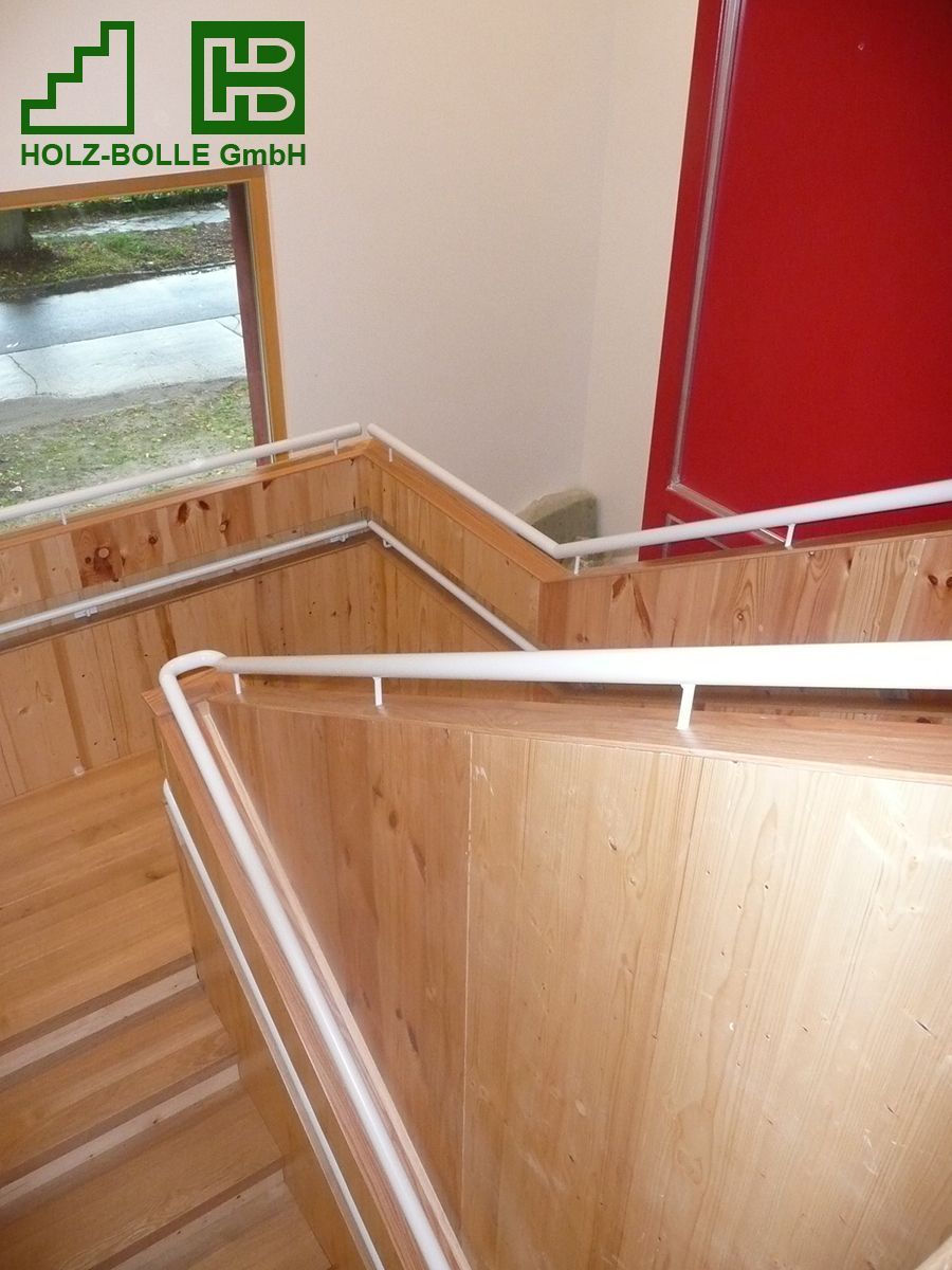 Eine Holztreppe mit einem Holz-Bölle GmbH Logo auf der Unterseite