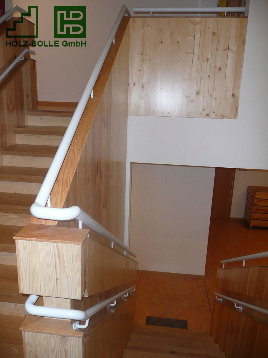 Eine Treppe mit einem Holz-Bölle GmbH Logo an der Wand