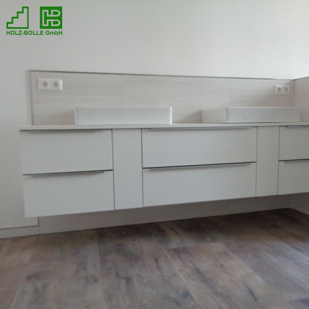 Ein Badezimmerschrank mit zwei Waschbecken und einem Schild mit der Aufschrift „Holz-Bolle GmbH“