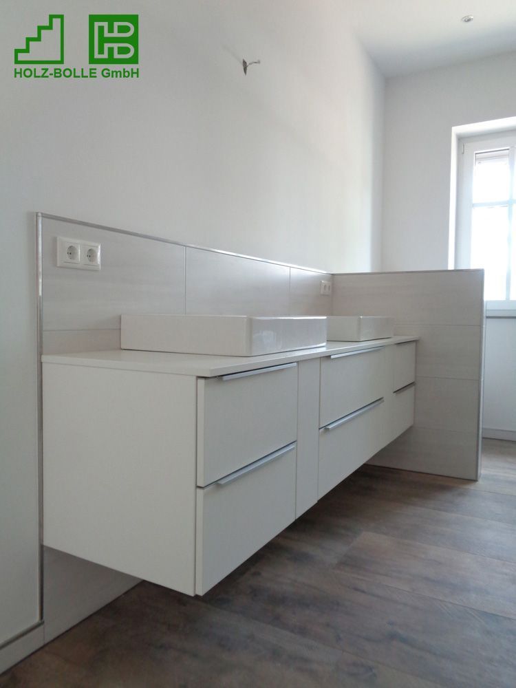 Ein Badezimmer mit einem Waschbecken und einem Schild mit der Aufschrift „Holz-Bolle GmbH“