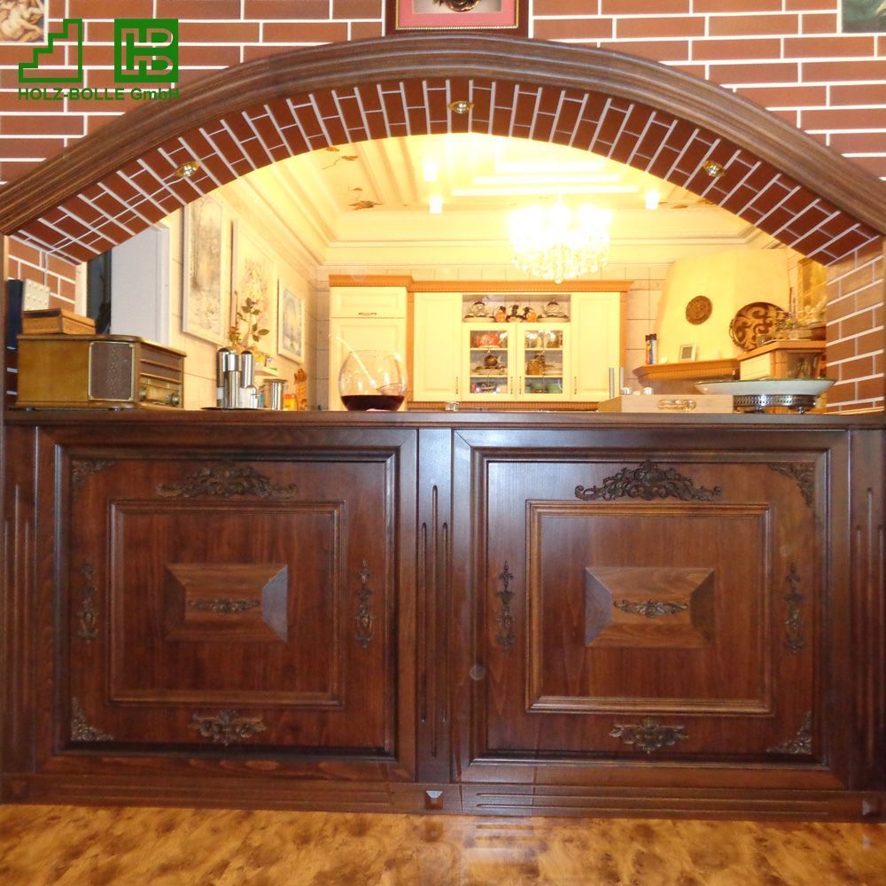 Ein Holzschrank mit einer Ziegelwand dahinter