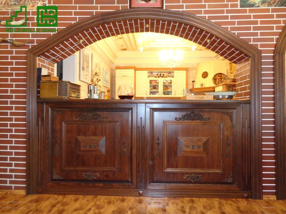 Ein Holzschrank mit einer Ziegelwand dahinter