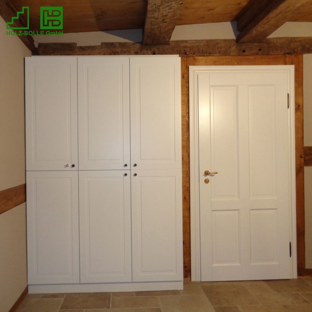 Ein Zimmer mit weißen Schränken und einer weißen Tür