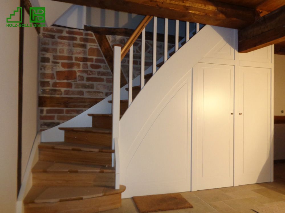 Eine Treppe mit einer Ziegelwand und einem weißen Geländer