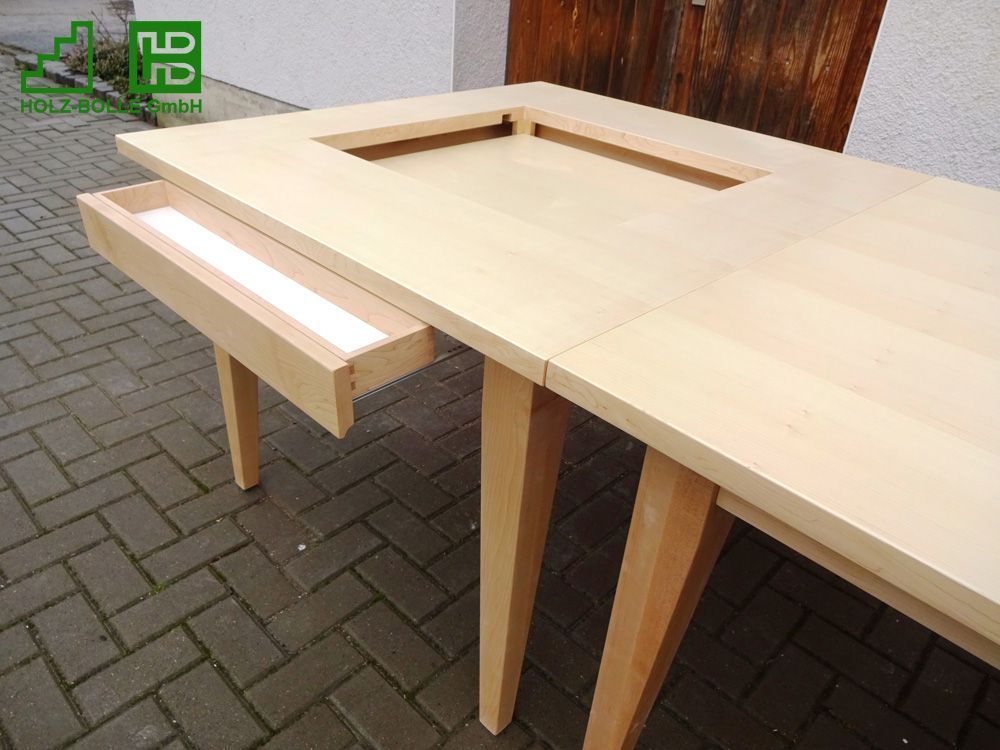 Ein Holztisch mit einer Schublade darunter
