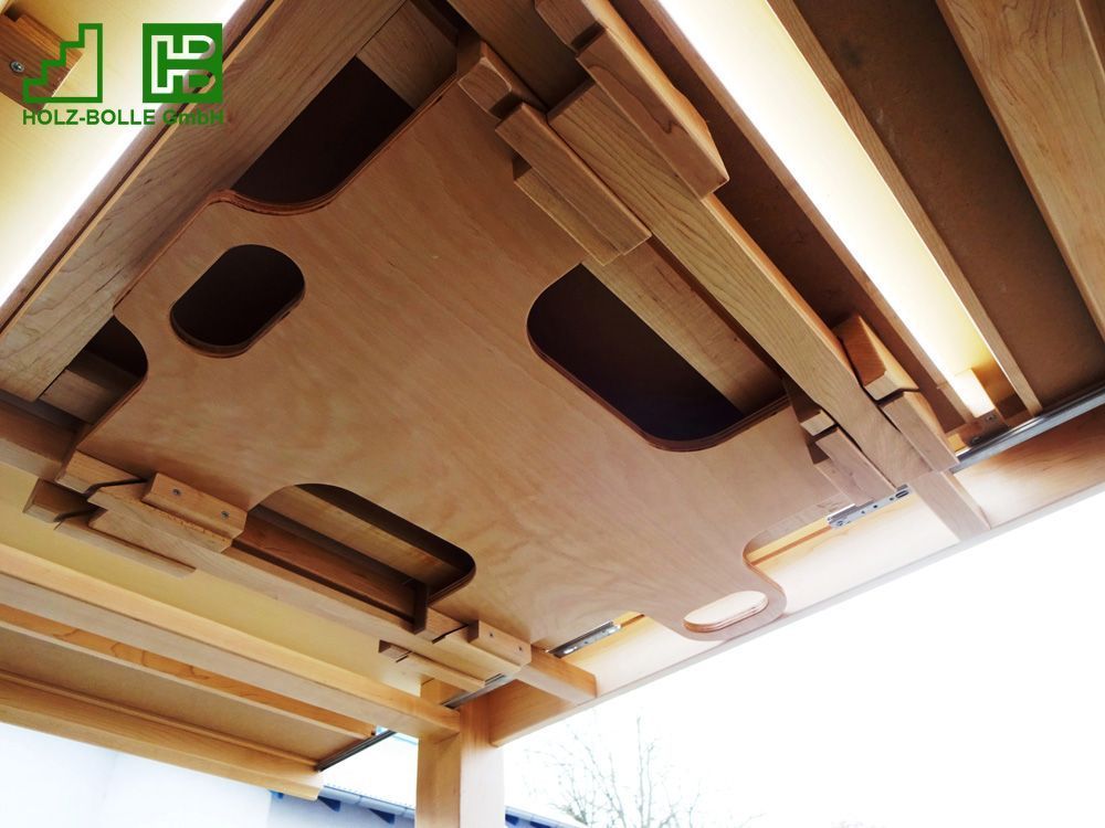 Die Unterseite eines Holztisches hat ein Loch