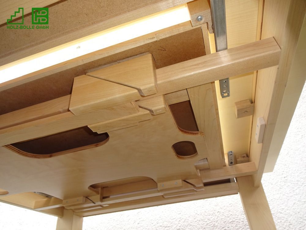 Die Unterseite eines Holztisches mit einem Licht darauf