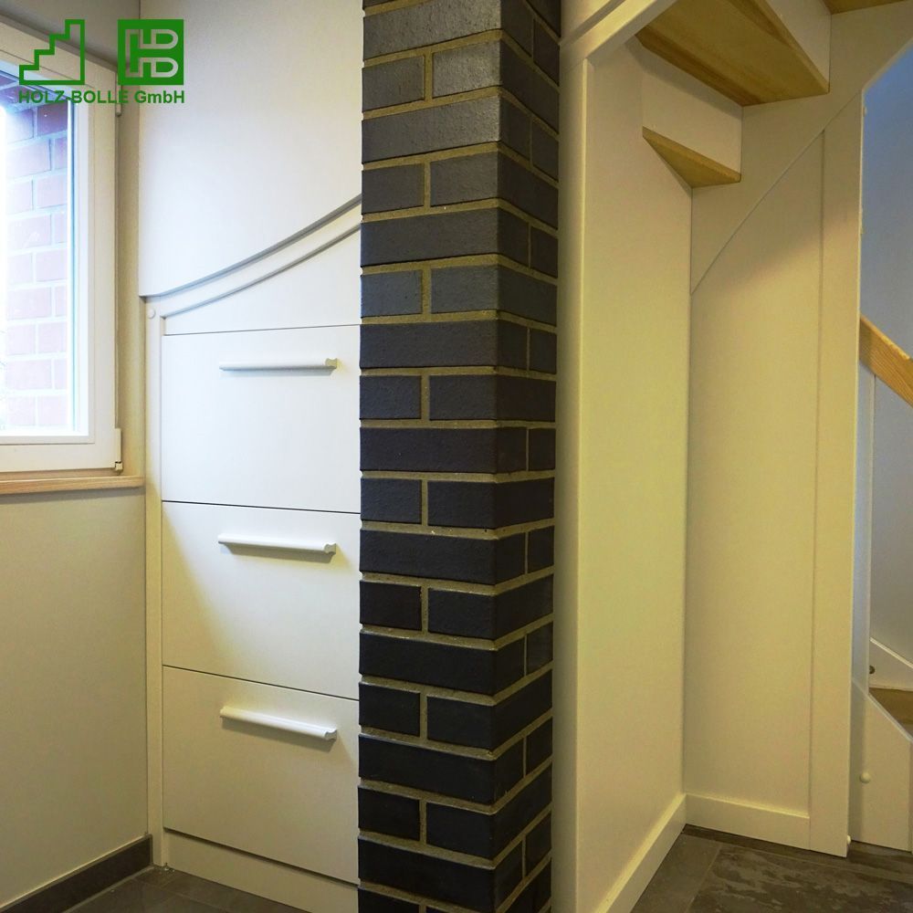 Eine Zimmerecke mit einer Ziegelwand und Schubladen