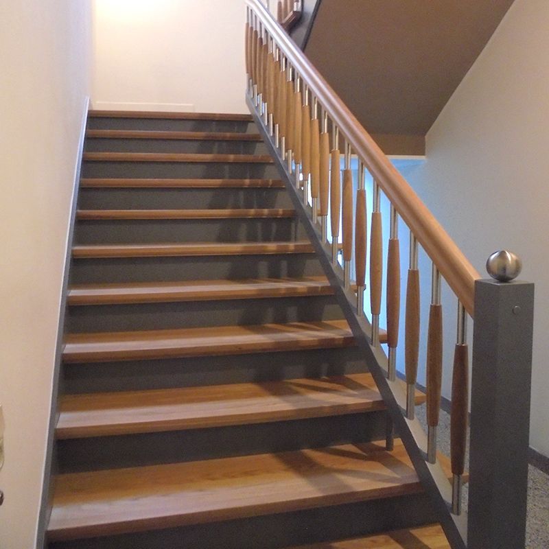 Eine Treppe mit Holzstufen und einem Metallgeländer