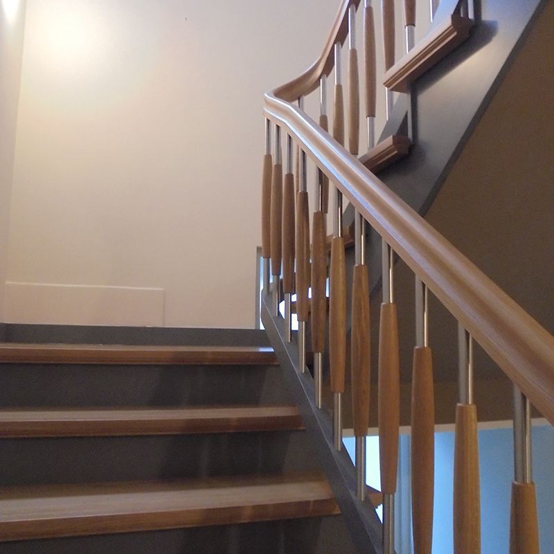 Eine Treppe mit einem Holzgeländer