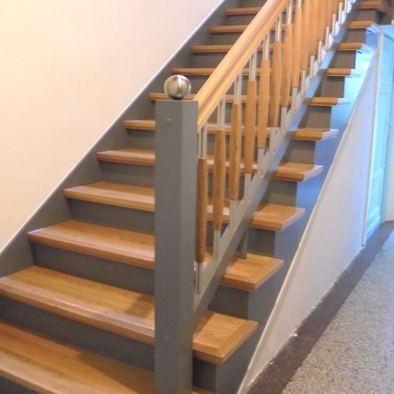 Eine Treppe mit Holzstufen und einem Metallgeländer