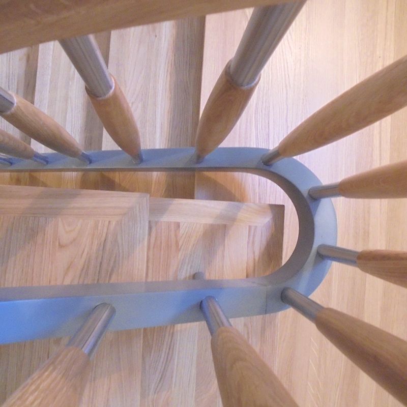 Eine hölzerne Wendeltreppe mit blauem Geländer