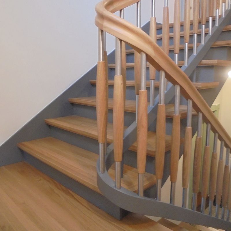 Eine Treppe mit Holzstufen und einem Metallgeländer