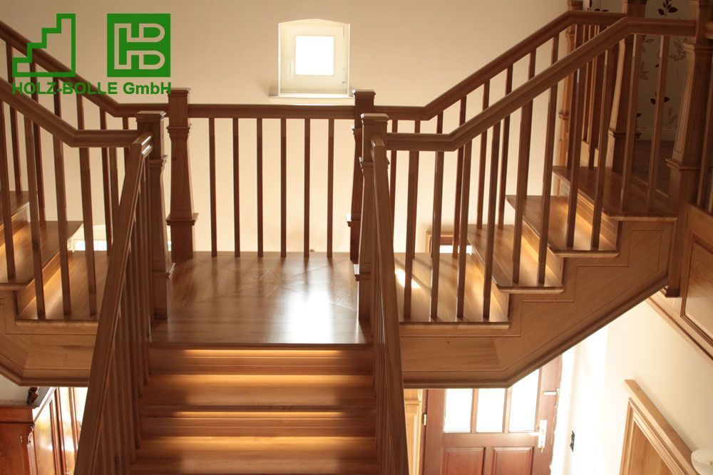 Eine Holztreppe mit dem Buchstaben H an der Wand