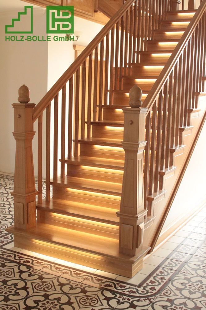 Eine Holztreppe mit Lichtern auf den Stufen